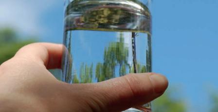 Main tenant un verre à l'envers